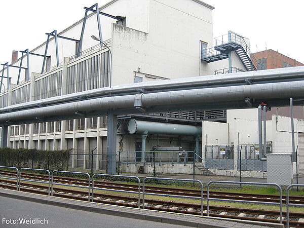 Industrieleitungen und Schiene